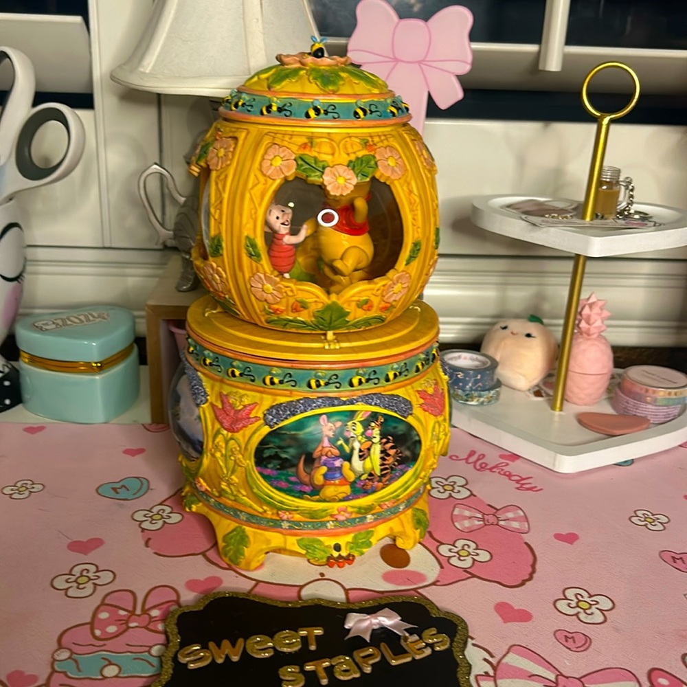 🍯Vtg Disney Winnie The Pooh and Piglet Animated Petal Musical Snowglobe 🐝💛